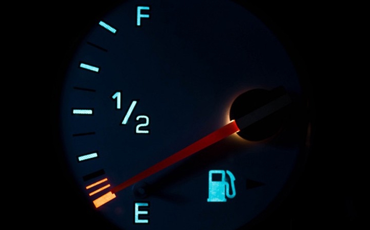 Ô tô gần hết xăng còn đi được bao nhiêu km?
